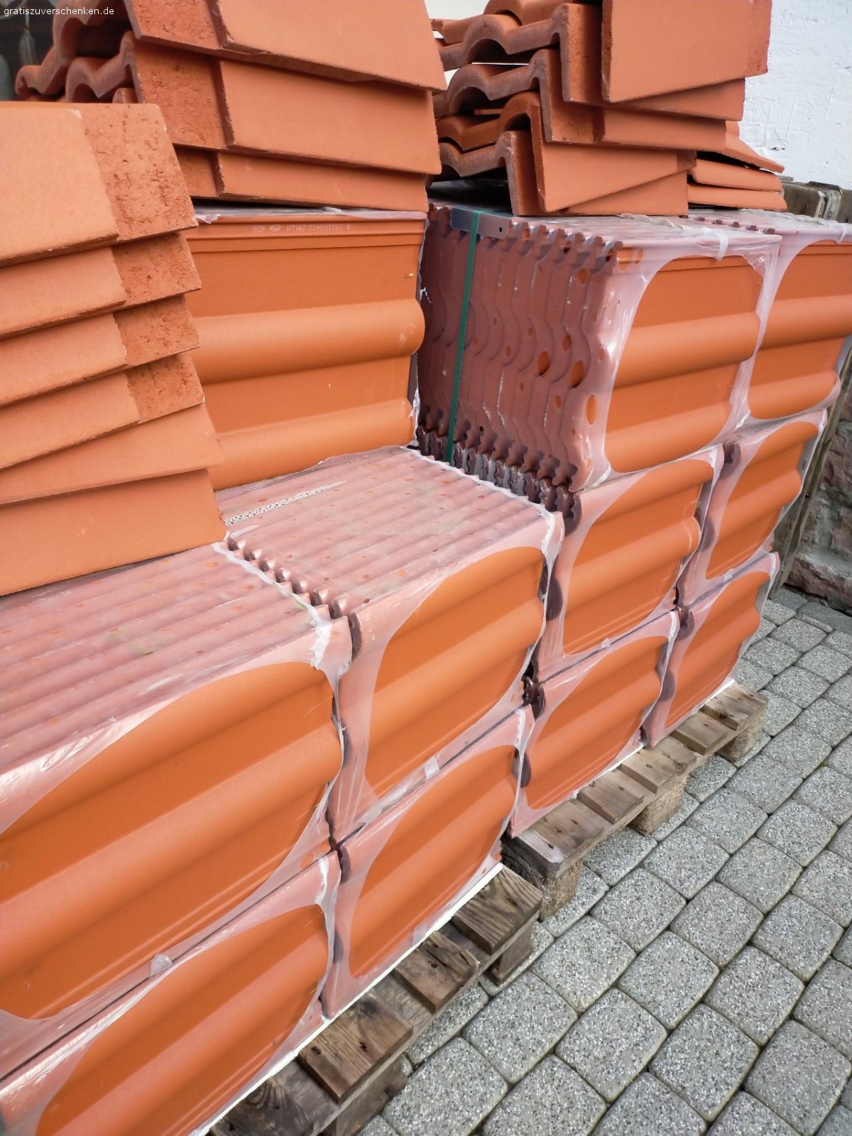 zu verschenken selbstabholer. zwei Paletten mit Dachziegel rot neu ungebraucht