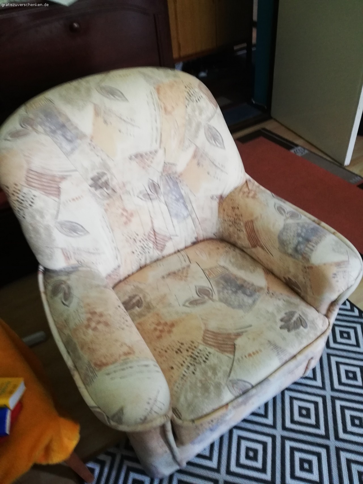 Zu verschenken.. Gebrauchte Schlafcouch und ein Sessel abzugeben.An Selbstabholer.