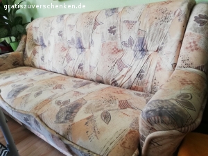 Zu verschenken.. Gebrauchte Schlafcouch und ein Sessel abzugeben.An Selbstabholer.
