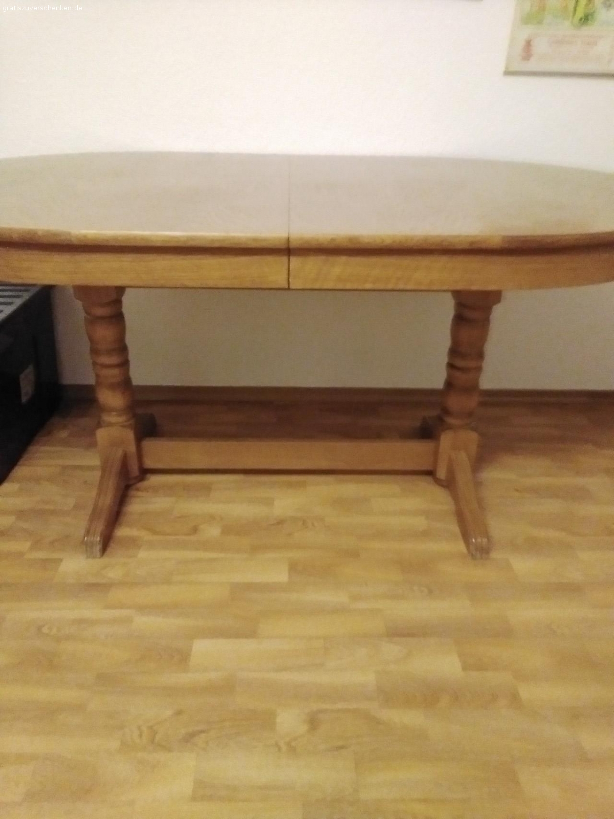 zu verschenken. Massive Esstisch im guten Zustand.160(200)x100