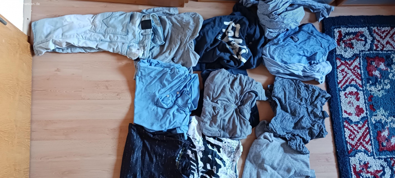 zu Verschenken. Jacken, Hemden, Pullover, T-shirt und kurze Jean