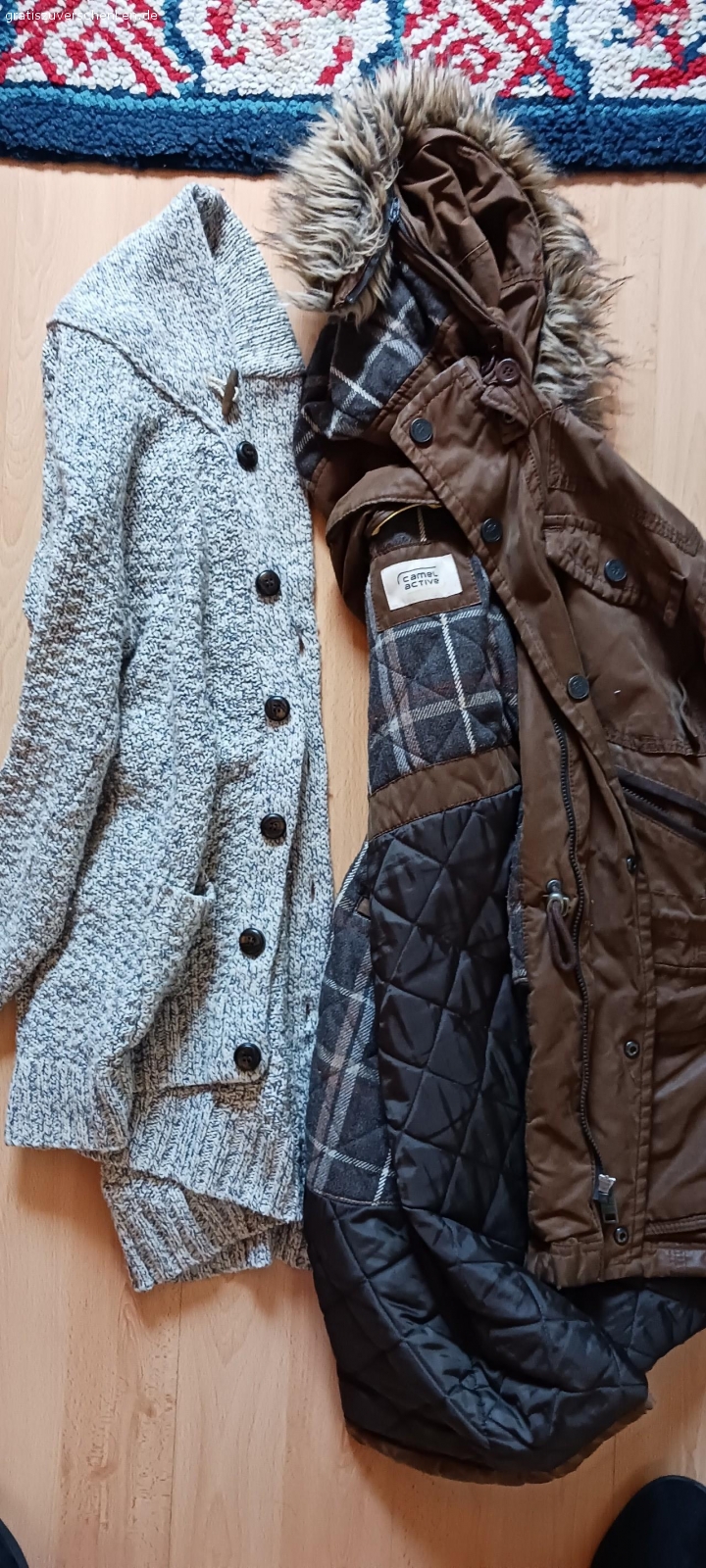 zu Verschenken. Jacken, Hemden, Pullover, T-shirt und kurze Jean