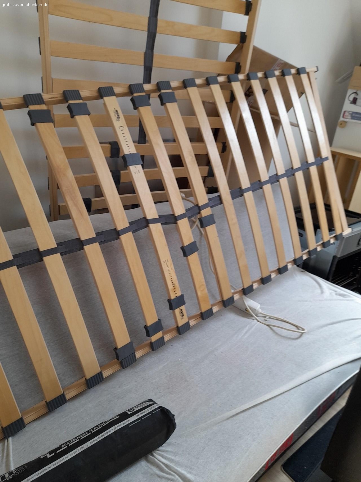 zu verschenken. Bettsofa , Elektroheizung Einbau Ofen  , brennen Ofen  Latten rost matratzen