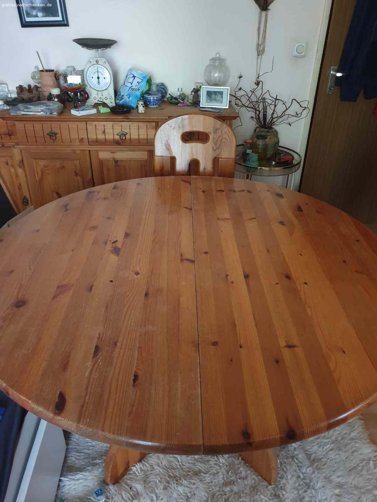 Zu verschenken. Kieferntisch rund auf Oval durch vorhandene Einlegeplatte gegen Abholung abzugeben