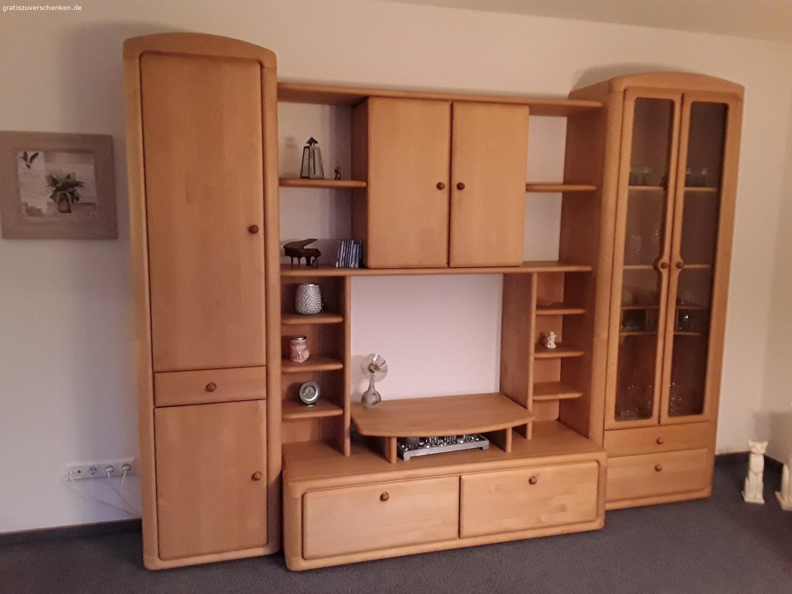 zu verschenken. Verschenke einen im sehr gutem Zustand Wohnzimmerschrank. 
Für Selbstabholer in Lünen.